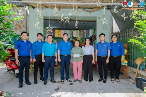 TP Hồ Chí Minh cử đoàn thăm, tặng quà gia đình ảnh hưởng bão số 3