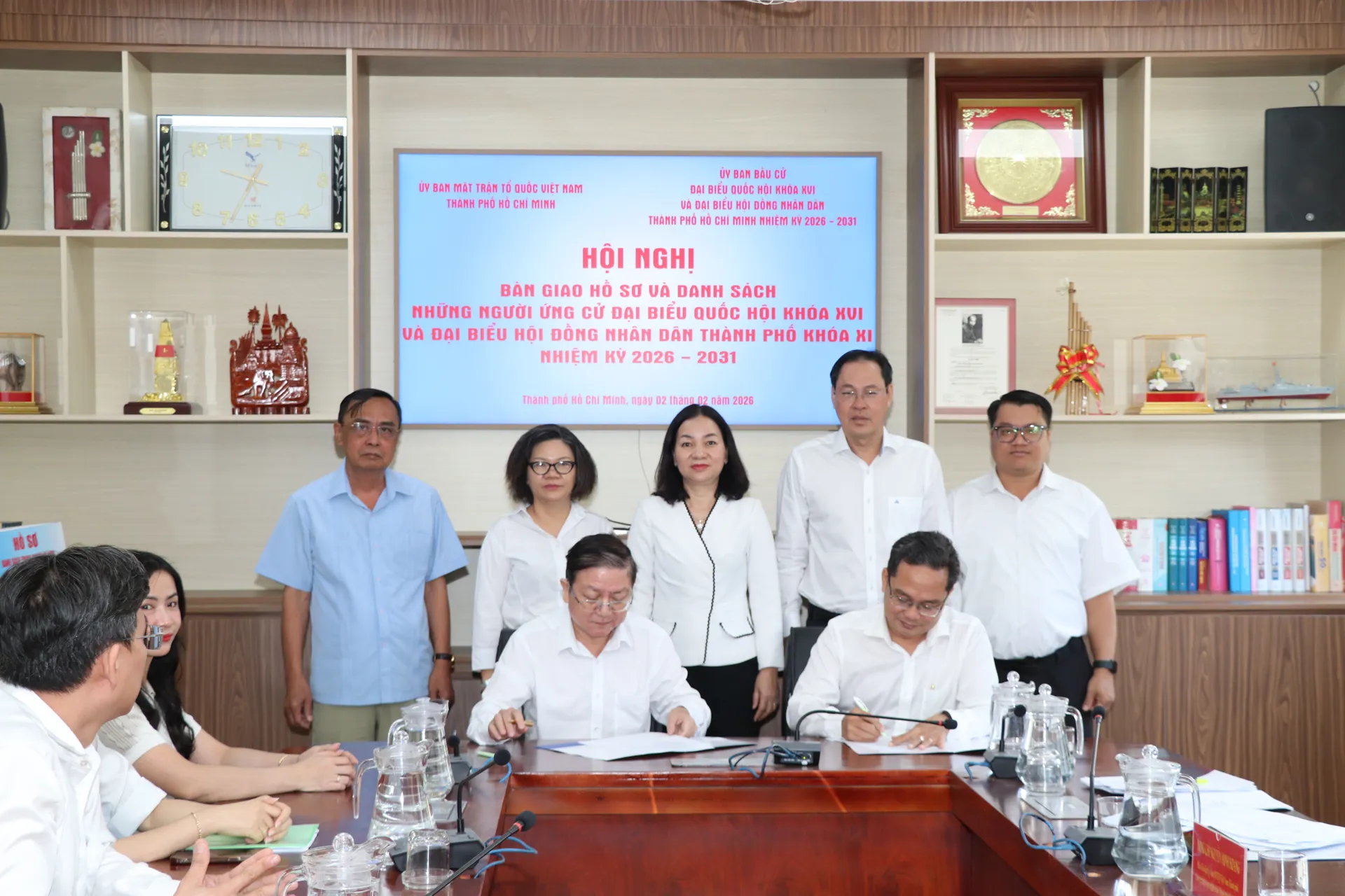 Bàn giao hồ sơ ứng cử viên đại biểu Quốc hội khóa XVI và người ứng cử đại biểu HĐND TP khóa XI