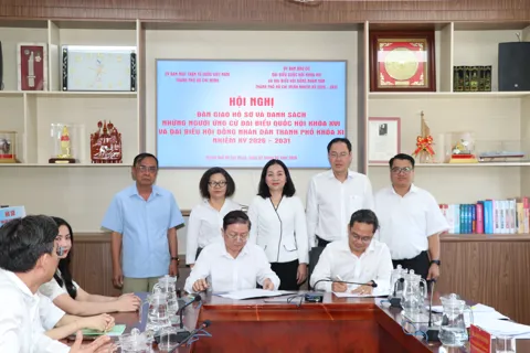 Bàn giao hồ sơ ứng cử viên đại biểu Quốc hội khóa XVI và người ứng cử đại biểu HĐND TP khóa XI