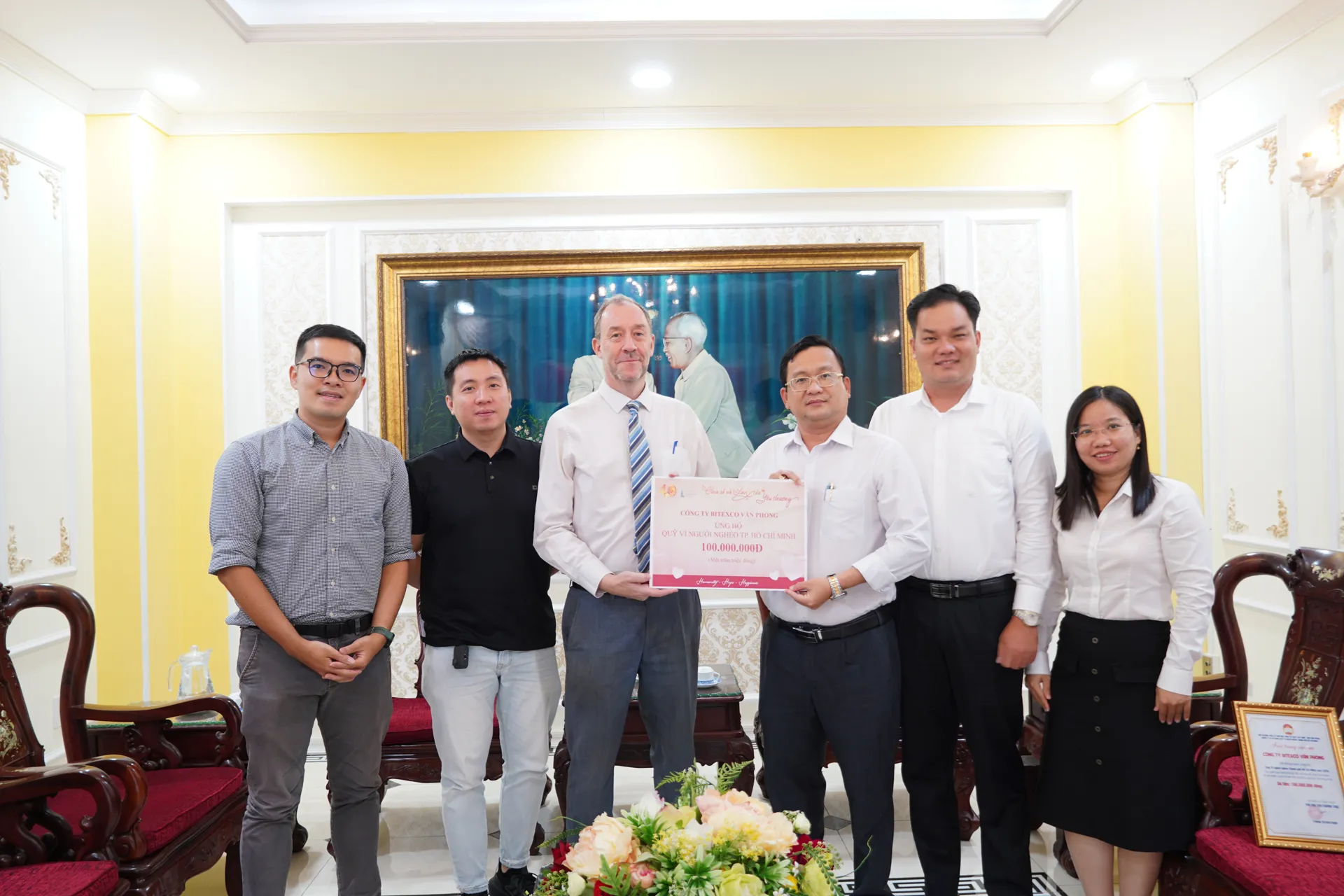 TP Hồ Chí Minh: Quỹ Vì người nghèo tiếp nhận 100 triệu đồng từ Công ty Bitexco