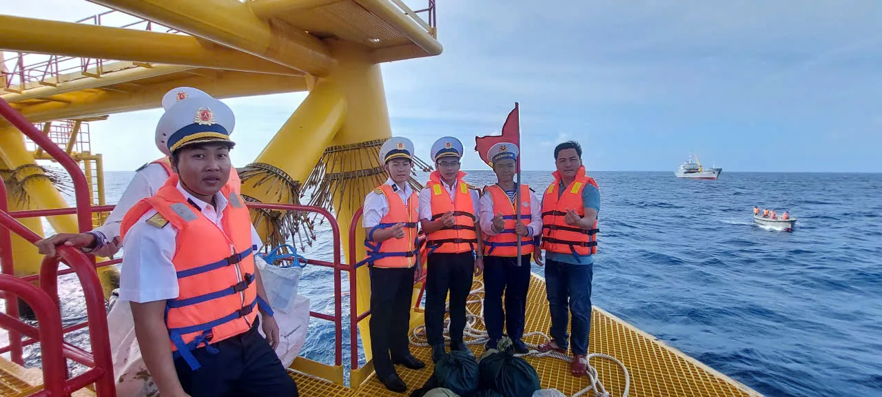 Hải trình đặc biệt của những người lần đầu ra thăm “phên dậu” trên biển của Tổ quốc