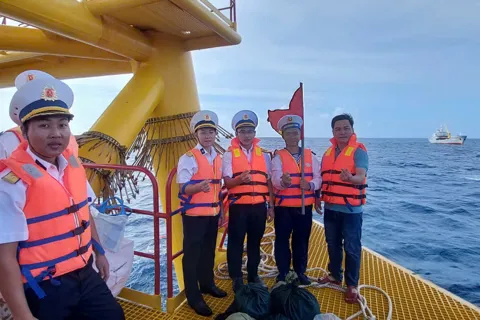 Hải trình đặc biệt của những người lần đầu ra thăm “phên dậu” trên biển của Tổ quốc