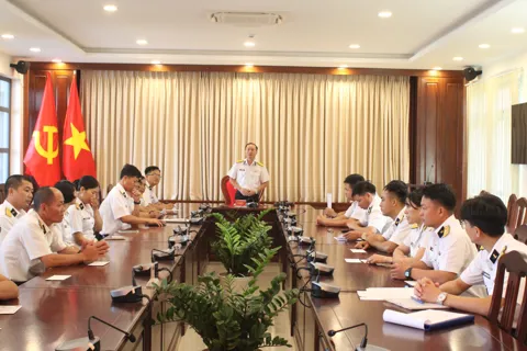 Vùng 2 Hải quân tặng quà gia đình chính sách, quân nhân có hoàn cảnh khó khăn dịp Tết Bính Ngọ 2026