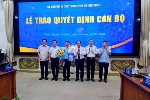 Trao quyết định Phó Chủ tịch UBND TP Hồ Chí Minh cho ông Nguyễn Mạnh Cường