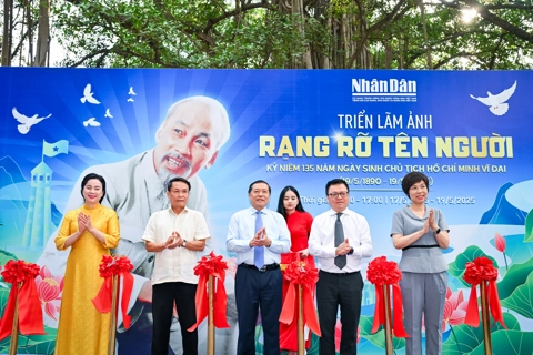 Triển lãm ảnh "Rạng rỡ tên Người" kỷ niệm 135 năm Ngày sinh Chủ tịch Hồ Chí Minh