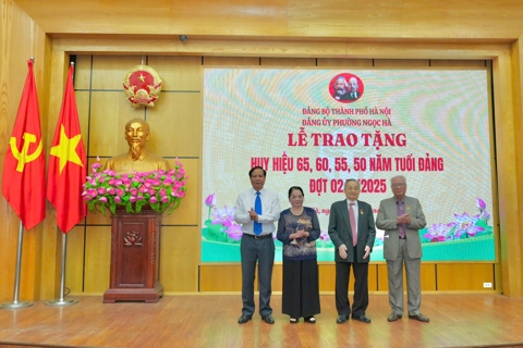 Phường Ngọc Hà: Trao Huy hiệu Đảng đợt 2/9 cho 226 đảng viên