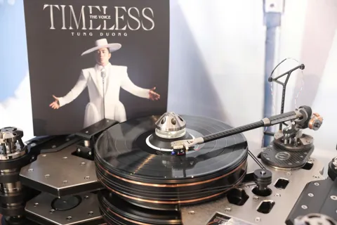 Divo Tùng Dương phát hành đĩa than “The Voice - Timeless”: Giọng hát vượt thời gian