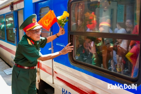 Người dân lưu luyến tiễn 659 chiến sĩ hoàn thành nhiệm vụ diễu binh A80 tại ga Hà Nội
