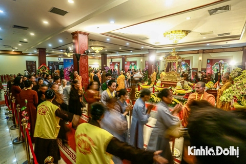"Biển người" trang nghiêm chờ chiêm bái Xá lợi Đức Phật Thích Ca Mâu Ni
