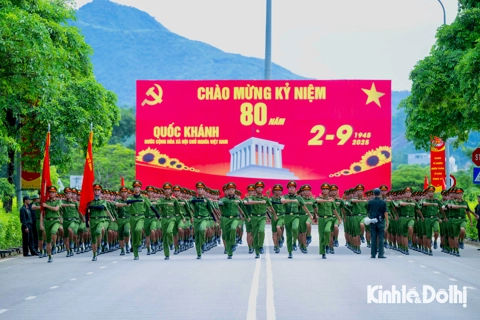 Chiến sĩ Công an nhân dân đổ mồ hôi ngày đêm tập luyện cho lễ diễu binh, diễu hành kỷ niệm 80 năm Quốc khánh