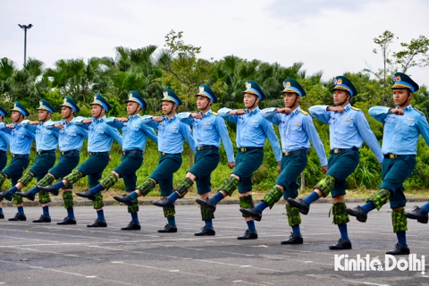 Chiến sĩ Phòng không - Không quân đeo tạ luyện tập cho lễ diễu binh, diễu hành kỷ niệm 80 năm Quốc khánh