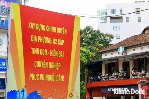 Hà Nội rực rỡ cờ hoa mừng ngày chính thức vận hành chính quyền địa phương 2 cấp