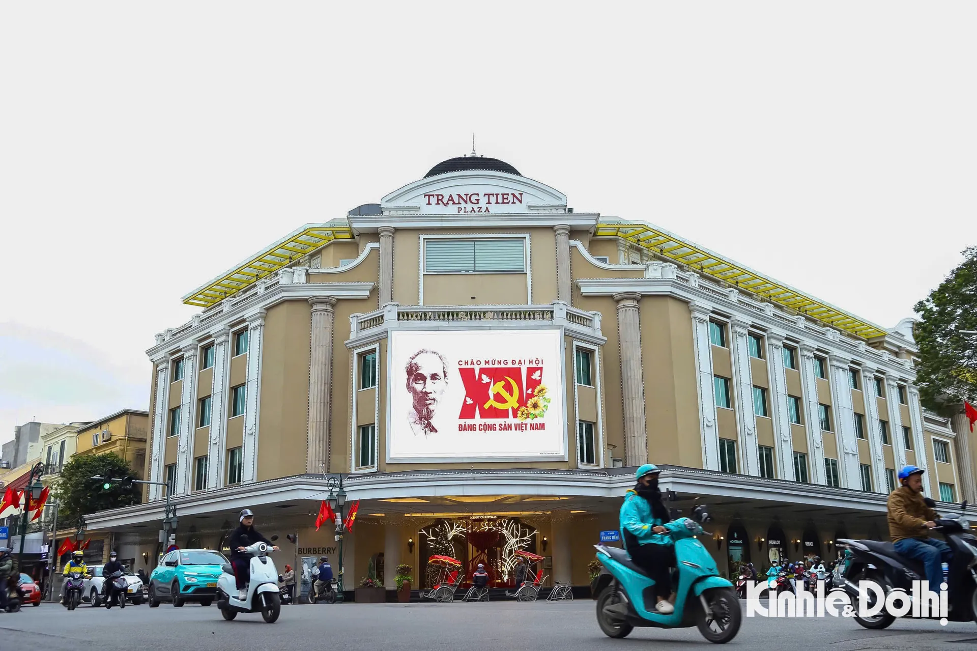 La pantalla LED de un centro comercial proyecta logotipos en saludo al próximo Congreso.