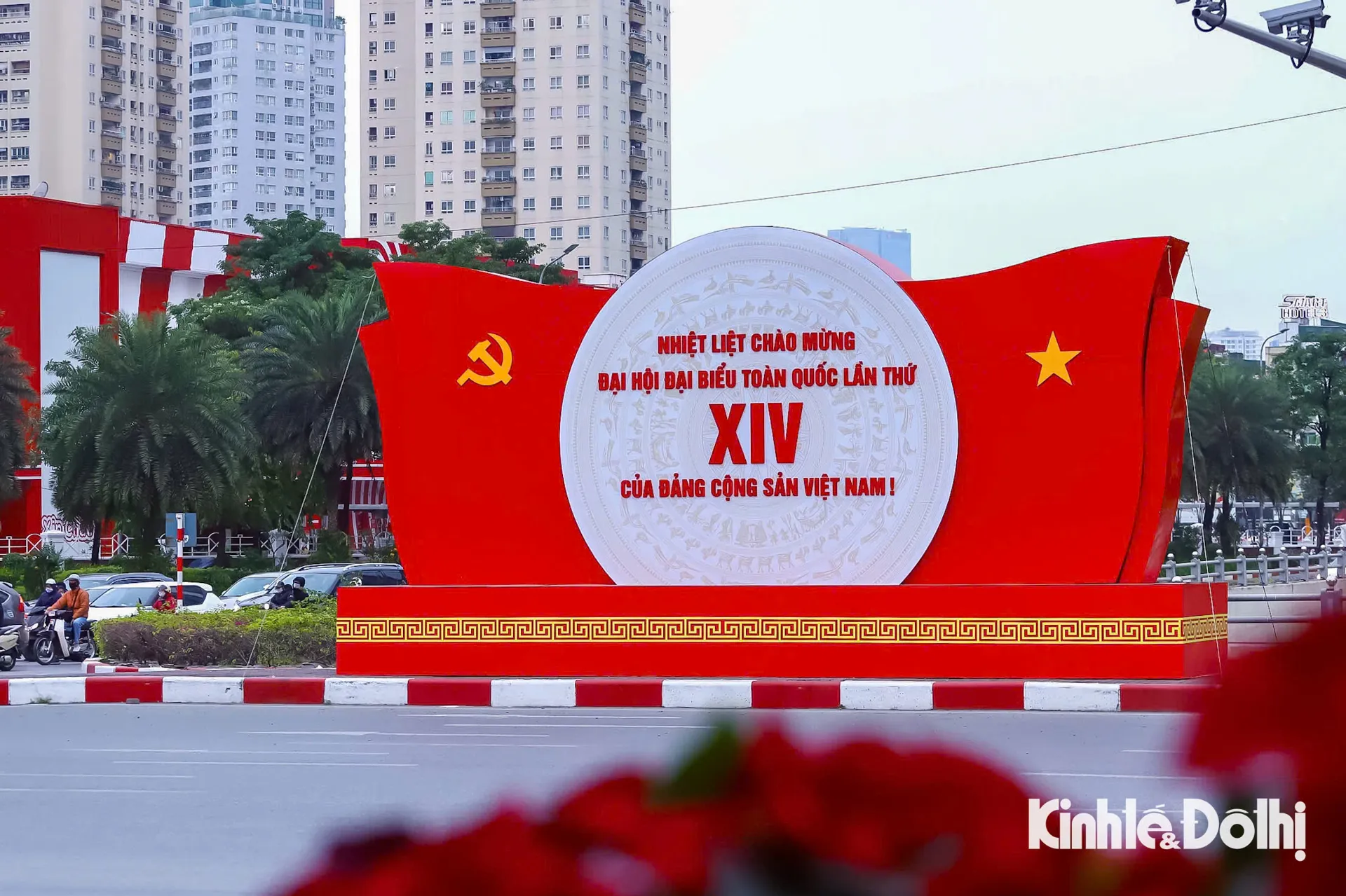 El espacio urbano adquiere mayor esplendor y solemnidad gracias al temático tono rojo. Los ciudadanos y los turistas se quedan impresionados ante el nuevo aspecto de la ciudad.