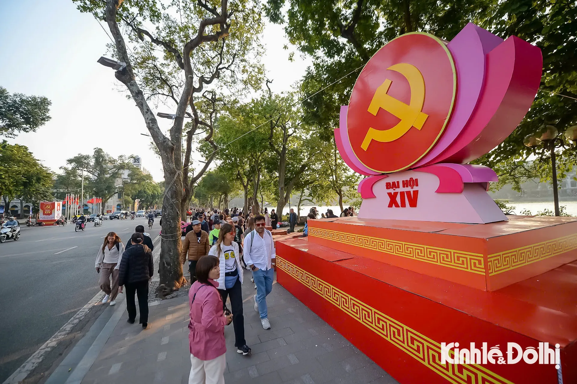 El lago Hoan Kiem y sus alrededores, uno de los espacios más bulliciosos de la ciudad, se suman a la celebración.