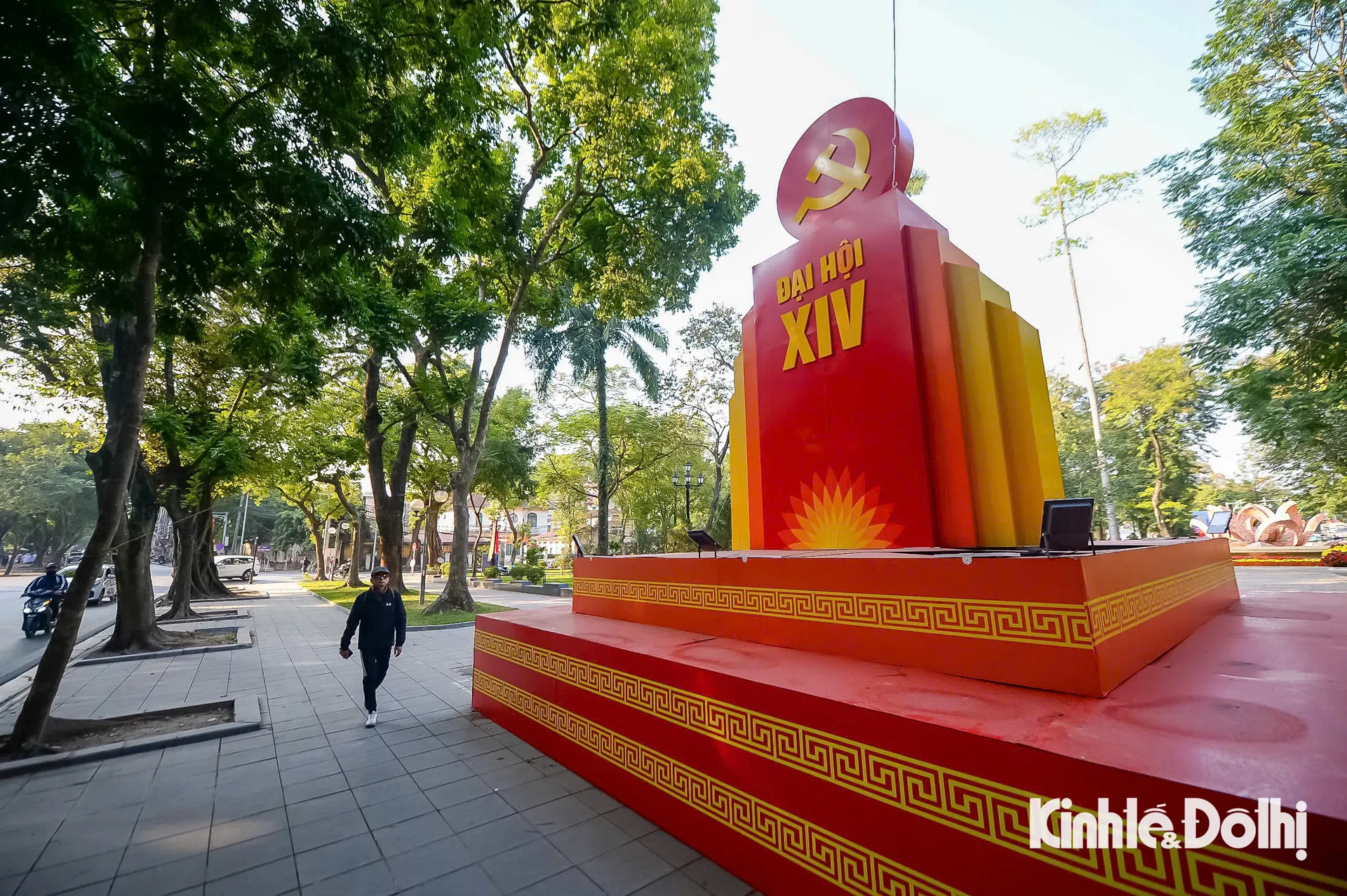 El XIV Congreso Nacional del Partido Comunista de Vietnam se celebrará del 19 al 25 próximos. Marcará el comienzo de una era de desarrollo en la cual el país materializará sus objetivos estratégicos, a saber, el centenario de la fundación del Partido (2030) y el centenario de la República Democrática de Vietnam, actual República Socialista de Vietnam (2045). Otra de sus aspiraciones es convertirse, para el año 2045, en un país desarrollado con altos ingresos, que vele por la paz, la independencia, la democracia, la prosperidad, la civilización y la felicidad.