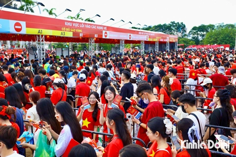 Đông đảo khán giả xếp hàng chờ xem concert Quốc gia “Tổ quốc trong tim”