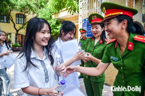Công an Thủ đô hỗ trợ, đồng hành cùng sĩ tử đến điểm thi