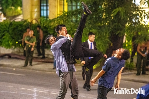 Mãn nhãn màn trình diễn trấn áp “khủng bố” của Công an tại phố đi bộ Hồ Gươm