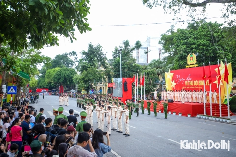 Người dân hào hứng xem công an diễu hành trong “Ngày hội vì Thủ đô bình yên”