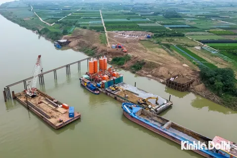 Cận cảnh đại công trường thi công cầu Ngọc Hồi hơn 11.800 tỷ đồng