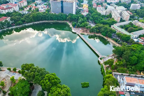 Ngỡ ngàng trước cầu đi bộ hình cây đàn giữa lòng công viên Nghĩa Đô