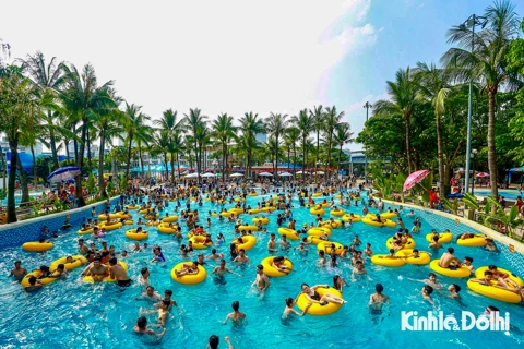 Đông đảo người dân tới Công viên nước hồ Tây trong kỳ nghỉ lễ 30/4 - 1/5