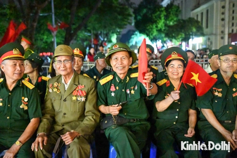 Khoảnh khắc lắng đọng: Cựu chiến binh cùng Nhân dân hướng về Ba Đình chờ tổng duyệt diễu binh
