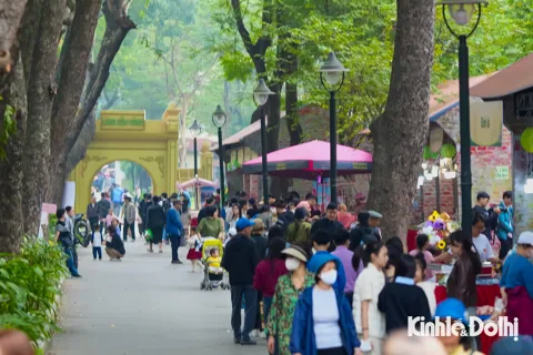 Đông đảo du khách trải nghiệm không gian văn hóa ẩm thực Hà Nội năm 2025