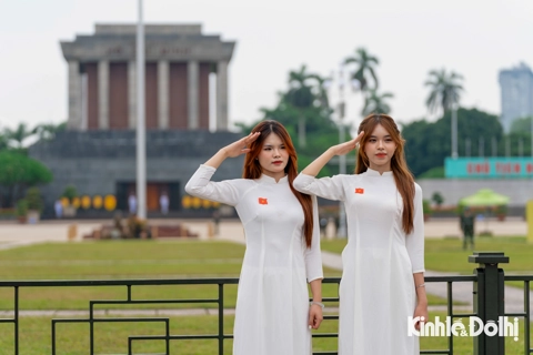 Giới trẻ diện áo dài tới Quảng trường Ba Đình chụp ảnh trước thềm Quốc khánh 2/9