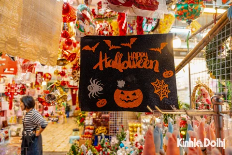 Phố Hàng Mã ngập tràn đồ hoá trang "kinh dị" dịp lễ Halloween
