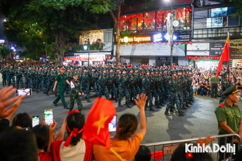 Hào khí dân tộc lan toả khi đoàn diễu binh, diễu hành đi giữa lòng nhân dân