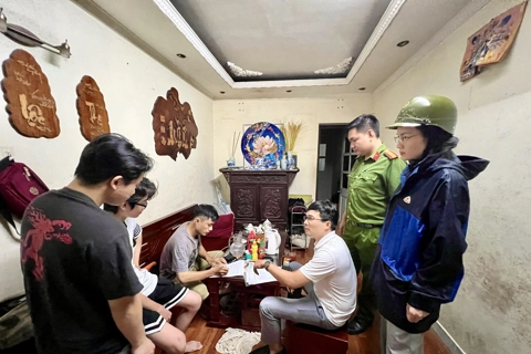 Phường Giảng Võ: vận động người dân chung cư G6A Thành Công di dời đi tránh bão