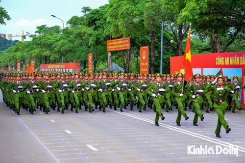 Lực lượng Công an nhân dân “vượt nắng thắng mưa” hợp luyện cho Lễ Kỷ niệm 80 năm Quốc khánh