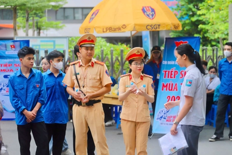 Những hình ảnh đẹp của công an Thủ đô đồng hành cùng sĩ tử
