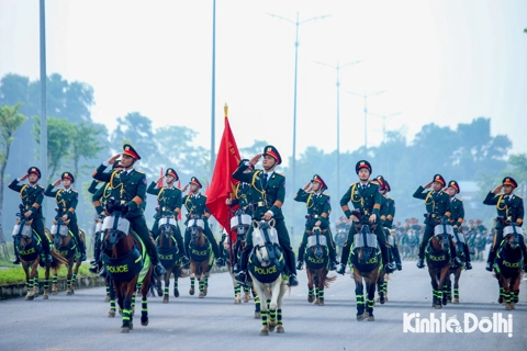 Lực lượng Kỵ binh Cảnh sát cơ động luyện tập cho Lễ kỷ niệm 80 năm Quốc khánh