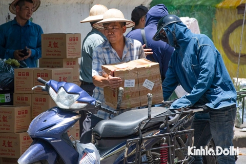 Người dân mưu sinh dưới thời tiết nắng nóng ngoài trời hơn 60 độ C
