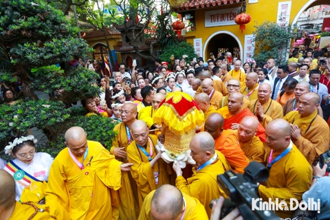 Hà Nội: Đông đảo người dân nghênh đón Xá lợi Phật Thích Ca Mâu Ni

