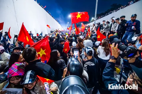 Hà Nội rực đỏ cờ sao vàng sau chiến thắng của U23 Việt Nam