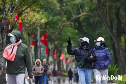 Người dân và du khách “thưởng thức” cái rét đặc trưng Hà Nội