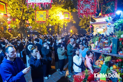 Xuyên đêm giao thừa, người dân nườm nượp về Phủ Tây Hồ xin lộc