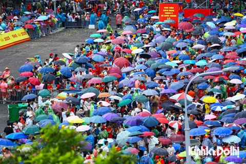 Người dân đội mưa chờ xem tổng hợp luyện lần 2 tại Quảng trường Ba Đình