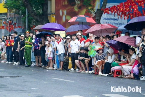 Hà Nội: Người dân đội mưa, háo hức xếp hàng 15 tiếng chờ xem diễu binh mừng Quốc khánh 2/9