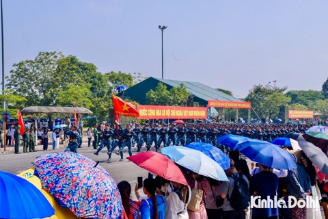 Người dân đội nắng xem cán bộ, chiến sĩ hợp luyện cho Lễ Kỷ niệm 80 năm Quốc khánh