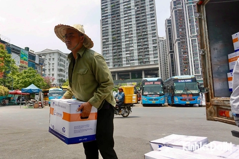 Người dân vất vả mưu sinh dưới cái nắng nóng đầu mùa
