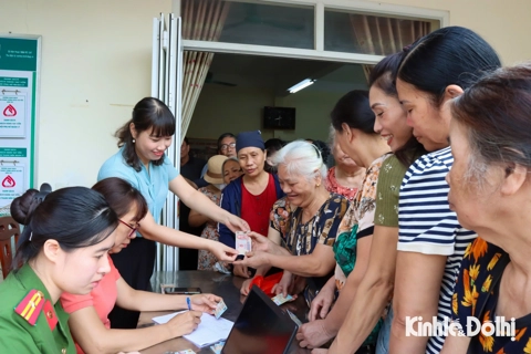 Hà Nội: Người dân hào hứng, phấn khởi nhận quà Tết Độc lập