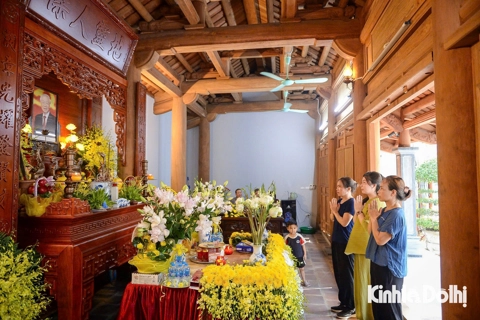 Người dân tới thắp hương tưởng niệm cố Tổng Bí thư Nguyễn Phú Trọng
