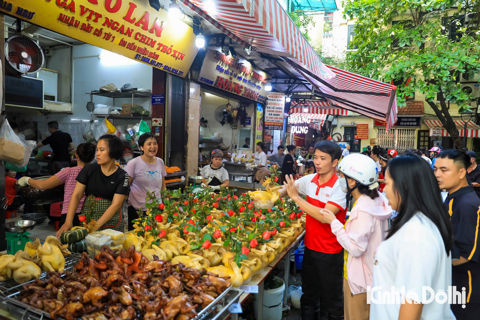 Người dân Hà Nội hối hả mua sắm mâm cúng ngày rằm tháng 7