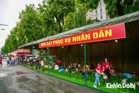 Nhà bạt tránh nắng mưa phục vụ người dân xem diễu binh, diễu hành tại Hà Nội