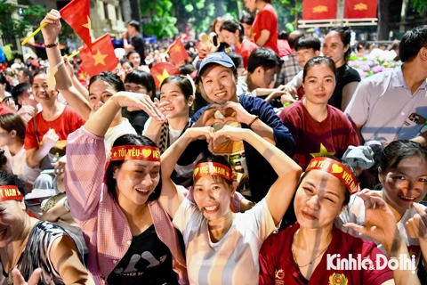 Niềm vui lan tỏa, nụ cười rạng rỡ trong đêm hướng tới ngày hội lớn của dân tộc